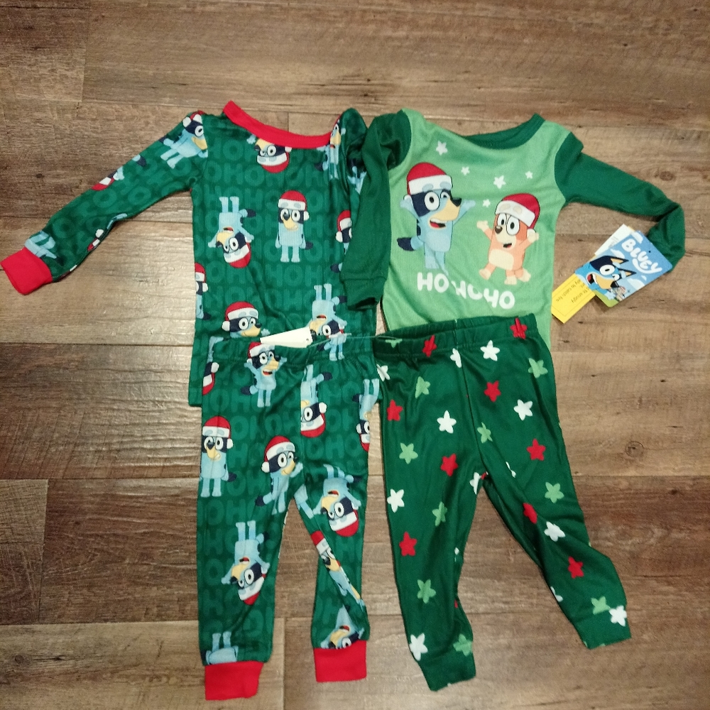 Bluey Christmas 2 pc pajamas. (3T)